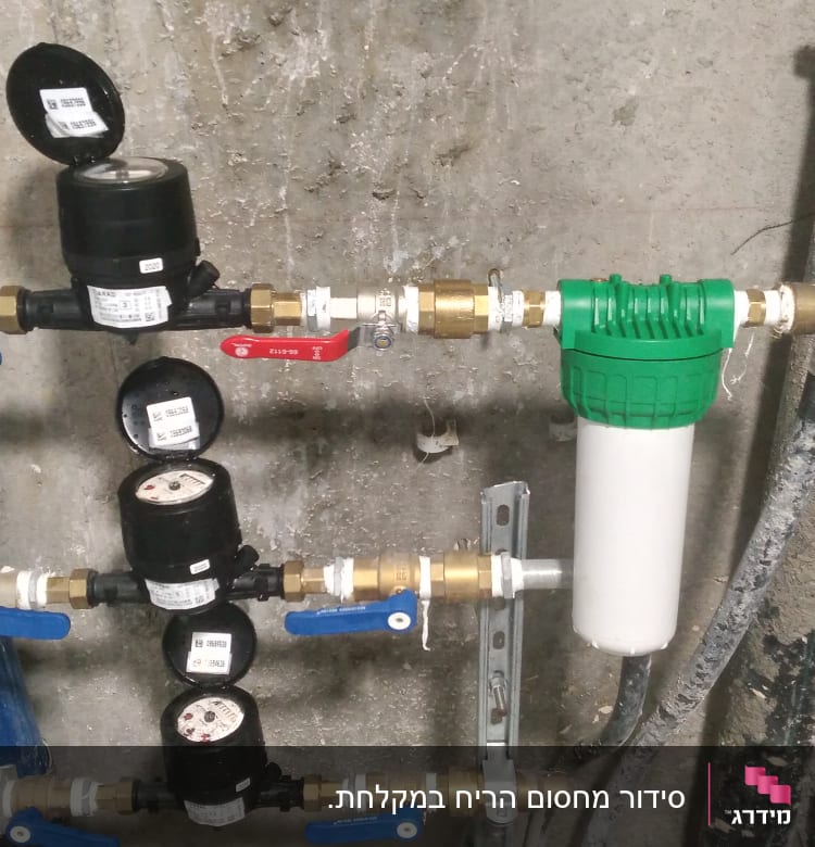 מד מים, ברזים וצינורות במערכת אינסטלציה